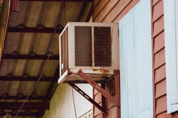 Old Air Conditioner Next Wall Wooden House — Stock fotografie