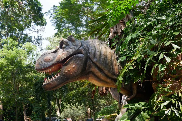 森の中の恐竜頭だけ — ストック写真