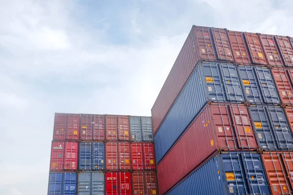 Containerstaplar Fartyg Som Väntar Att Importeras Och Exporteras — Stockfoto