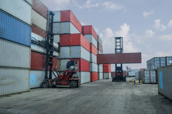 港口集装箱装卸人员的信息化通信 — 图库照片