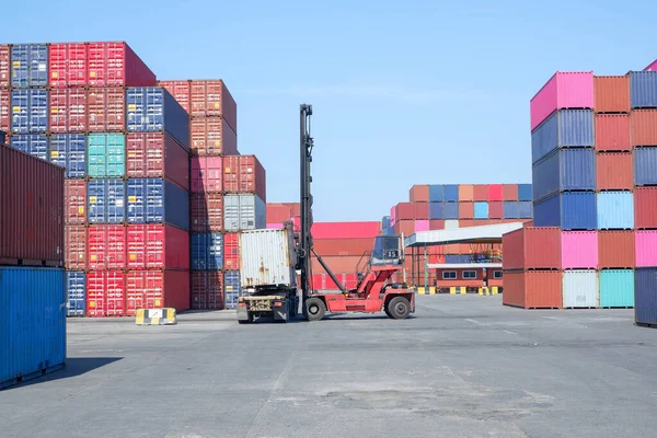 港の物流と輸送 コンテナトラック コンテナフォークリフト 輸送の輸出と輸入の概念国際貿易 — ストック写真