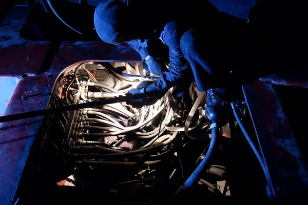 Mekanikern Reparerar Motorn Natten — Stockfoto