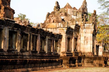 Phanom Rung, Tayland 'ın Buriram eyaletindeki antik bir kumtaşı kalesinin adıdır..