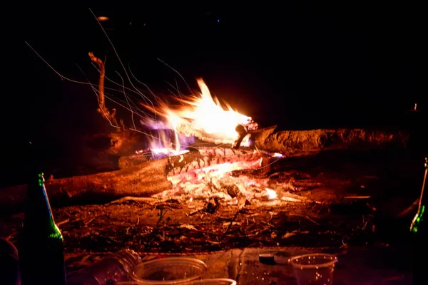 自然界中的火从灯光中喷涌而出 — 图库照片