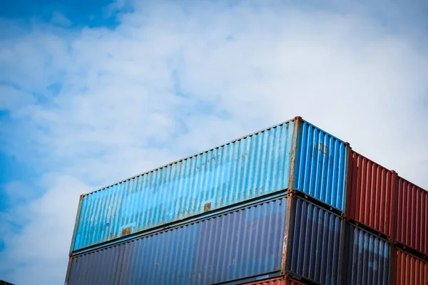 Container Stack Hög Bakgrund Med Himlen — Stockfoto