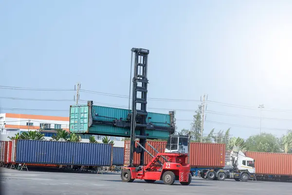 Containerstapler Laden Sie Den Container Den Lkw Verkehrskonzept — Stockfoto