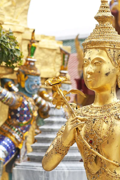 Thaise beeldhouwkunst aan wat phra kaeo, bangkok — Stockfoto