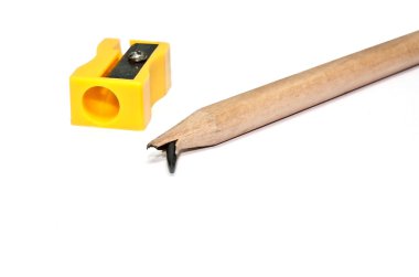 kırık kalem ve sarı kalemtıraş.