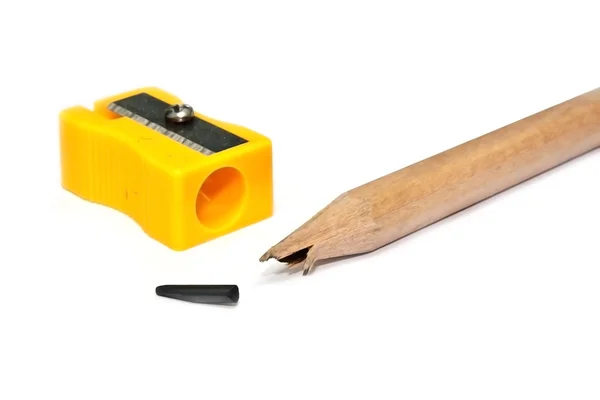 折断的铅笔和黄色铅笔刀. — 图库照片