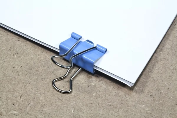 Paperclip en Witboek — Stockfoto