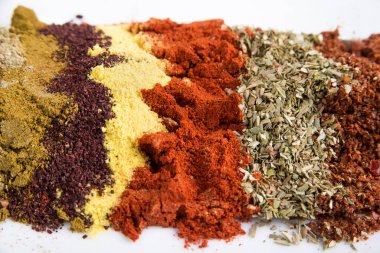 Siyah ve beyaz arkaplanda toz baharatlarını karıştır