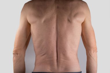 60 yaşında, fiziksel olarak çalışan yaşlı bir erkeğin çıplak vücudu. Yağ yok