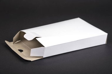 Siyah arkaplanda boş beyaz karton kutu