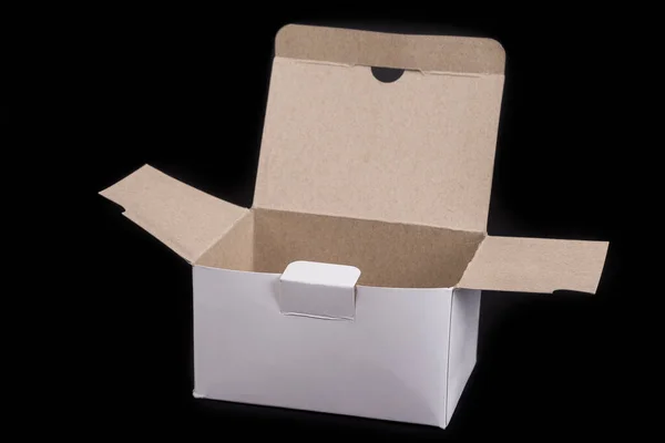 Siyah Arkaplanda Boş Beyaz Karton Kutu — Stok fotoğraf