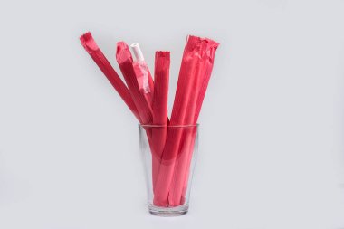 Yenilebilir pipetler. Beyaz arka planda çevre dostu