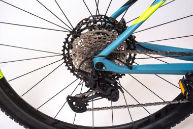 Dağ bisikletinin arka tekerleği ve kaseti beyaz üzerinde