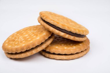 Beyaz kremalı çıtır sandviç bisküvileri.