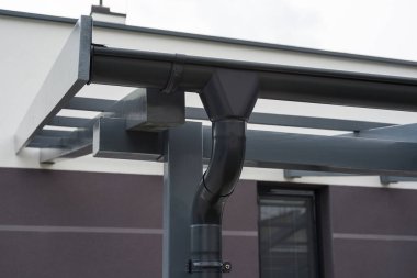 Garajda ya da barınakta yeni bir oluk.