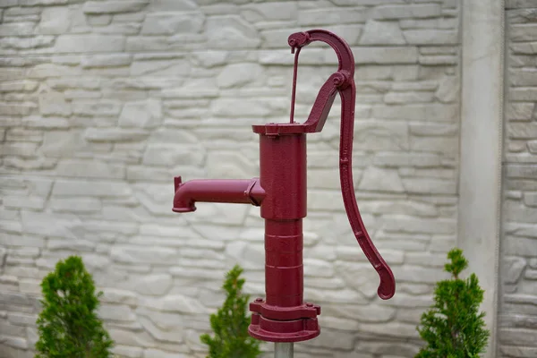 정원에서 손으로 펌프를 사용하라 — 스톡 사진