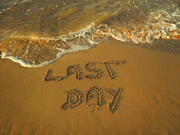 ビーチの砂の上であなたの休暇の最後の日に署名 — ストック写真