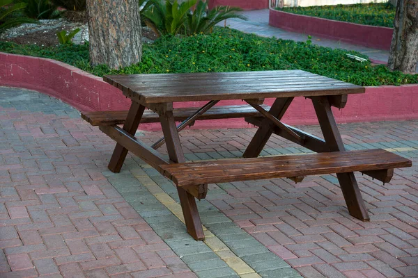 Malý Dřevěný Piknikový Stůl Lavicovou Zahradní Hospodou — Stock fotografie