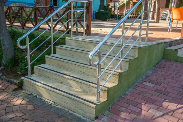 Paslanmaz Tırabzanları Olan Beton Merdivenler Merdivenlerde Kayma Önleyici Bant — Stok fotoğraf