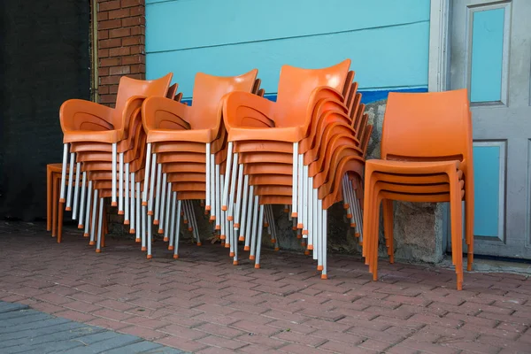 Hromady Plastových Židlí Terase Koncept Konce Sezóny — Stock fotografie