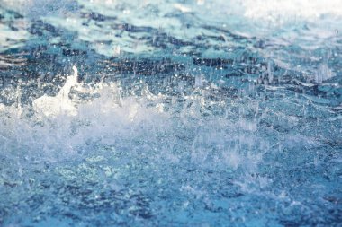 Şiddetli yağmur yüzme havuzuna yağıyor.