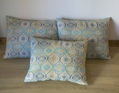 Doğulu kumaş yastıklar ahşap zeminde.