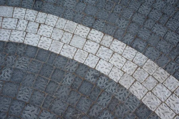 Detail Zakřivené Lávky Dvěma Různými Barevnými Čtvercovými Cementovými Světly Tmavými — Stock fotografie