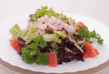 Greyfurt ve karides salatası
