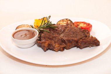 Kızarmış et ve sebze.