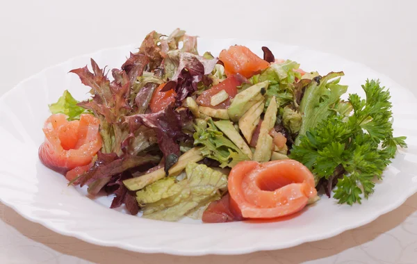 Salada com peixe — Fotografia de Stock