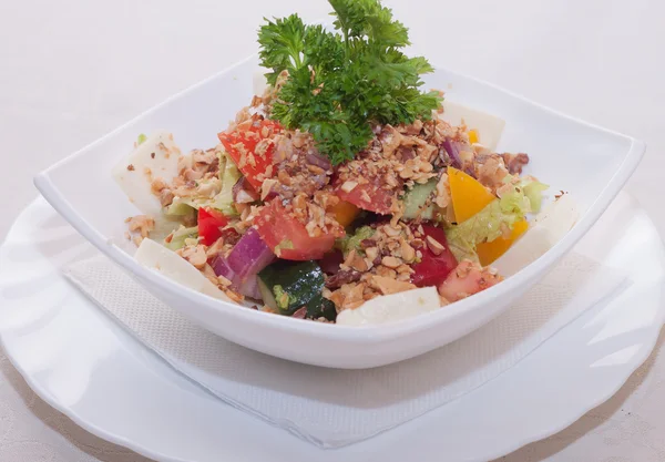 Salat mit Mozzarella und Nüssen — Stockfoto