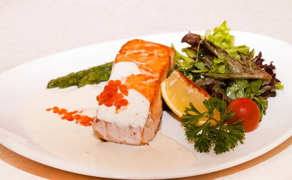 Roter Fisch mit Salat — Stockfoto