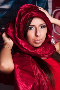 güzel kız Doğu kırmızı fular