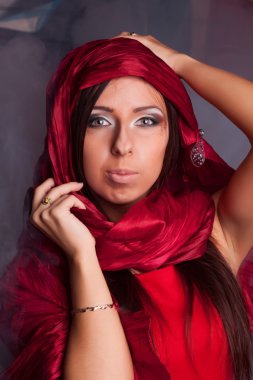 güzel kız Doğu kırmızı fular