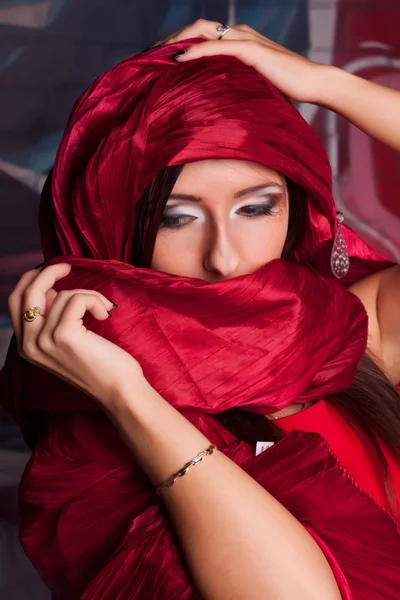 Schöne Mädchen im östlichen roten Halstuch — Stockfoto