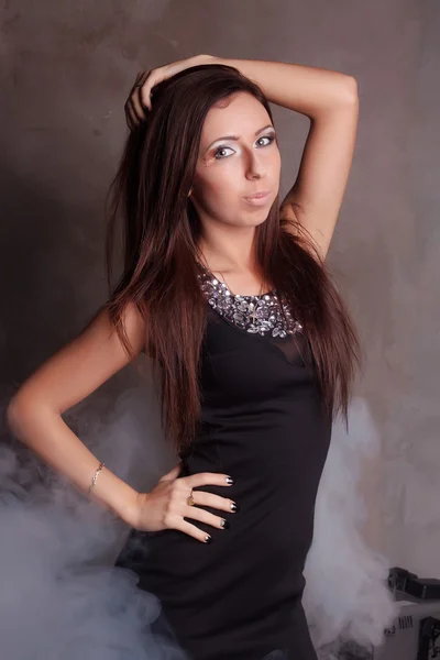 Krásná dívka v černých šatech s flitry — Stock fotografie
