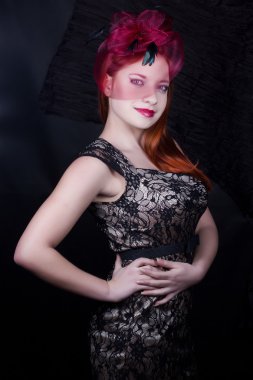 Bordo kap ile Retro kız