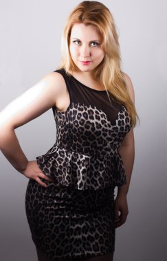 Gece elbiseli kadın.