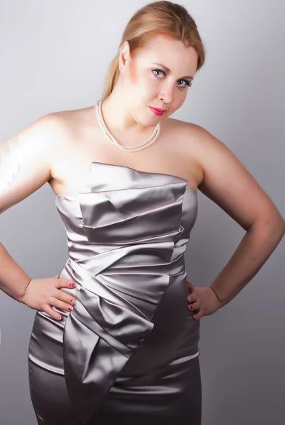 Žena v stříbrné šaty — Stock fotografie