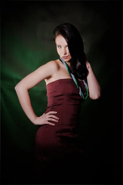 와인 색 드레스에 아름 다운 여자 — 스톡 사진
