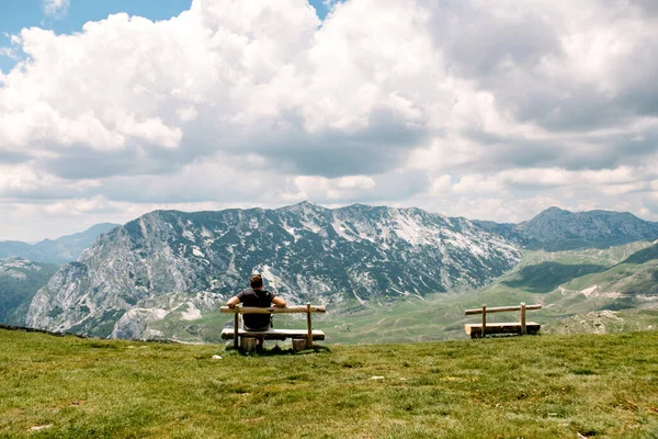 Single Millenial Man Sits Bench Mountain Plateau Look Landscape Traveling Stockbild