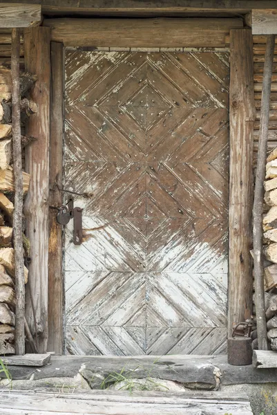 Alte Tür, Feuerholz neben der Mauer — Stockfoto