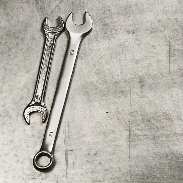 Spanners, wrenches on a metal plate — Stock Photo, Image