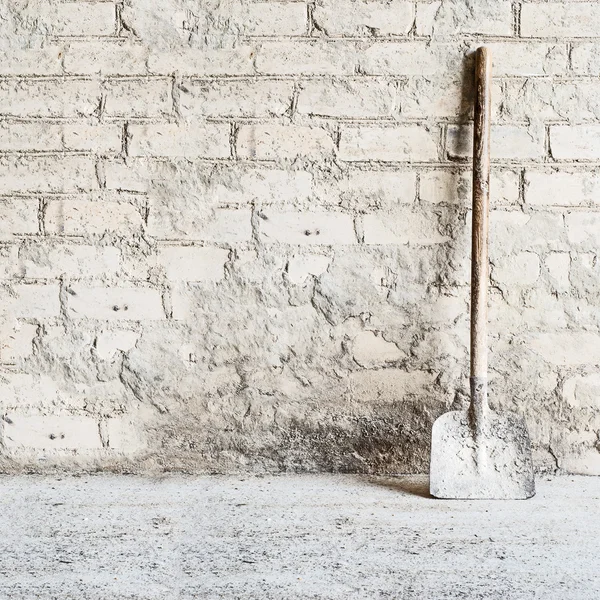 Fondo de la pared grunge en el molino, pala cerca de la pared — Foto de Stock