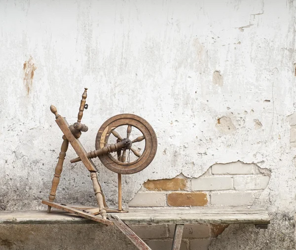 Old spinning wheel — Stock Photo, Image