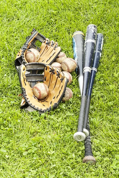 Honkbal apparatuur op het gras — Stockfoto