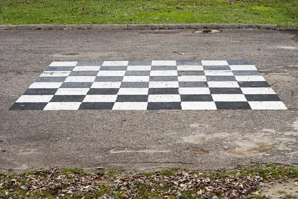Schachbrett auf den Boden gemalt — Stockfoto